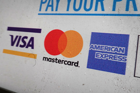 Visa, Mastercard et AmEx avaient déjà pris des mesures pour empêcher les banques russes d'utiliser leurs réseaux, en application des sanctions financières internationales décidées après l'invasion de l'Ukraine. (Photo : Scott Olson/Getty Images)