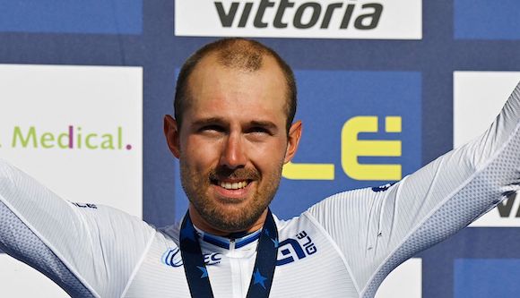 Le cycliste italien Sonny Colbrelli sur le podium des championnats d'Europe Elite de cyclisme sur route UEC à Trento, le 12 septembre 2021. (Photo : ALBERTO PIZZOLI/AFP via Getty Images)