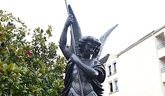 La statue de Saint-Michel  aux  Sables-d'Olonne en Vendée. (Photo : SEBASTIEN SALOM-GOMIS/AFP via Getty Images)