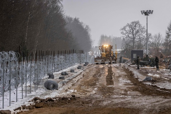 Des ouvriers construisent un mur frontalier le long de la frontière entre la Pologne et le Bélarus à Tolcze, dans le comté de Sokolka, au nord-est de la Pologne, le 27 janvier 2022. (Photo : WOJTEK RADWANSKI/AFP via Getty Images)