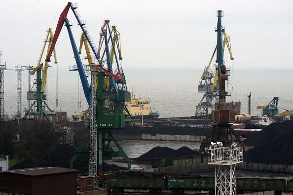 -Une vue du port commercial de Taganrog, ville du sud-ouest de la Russie, à 50 km de la frontière ukrainienne et de la République populaire autoproclamée de Donetsk, le 26 février 2022. Photo par STRINGER / AFP via Getty Images.