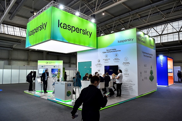 Le stand de la société russe de développement de logiciels antivirus Kaspersky Lab lors de la journée d'ouverture du MWC (Mobile World Congress) à Barcelone, le 28 février 2022. (Photo : PAU BARRENA/AFP via Getty Images)