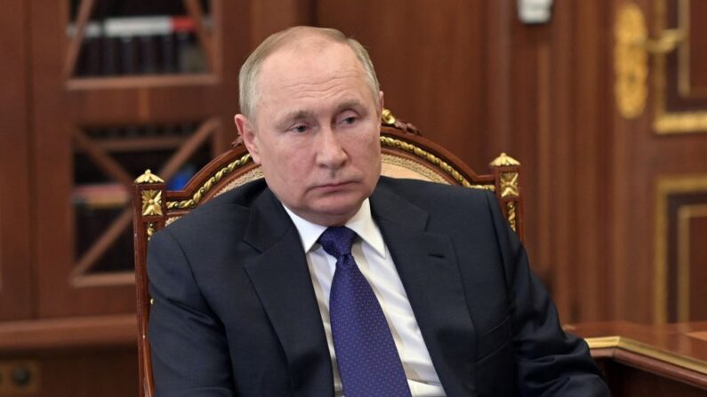 Le président russe Vladimir Poutine au Kremlin, Moscou, le 1er mars 2022.  (Photo par ALEXEY NIKOLSKY/SPUTNIK/AFP via Getty Images)