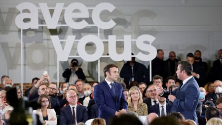 Première sortie d’Emmanuel Macron méticuleusement préparée, des fiches avec les questions soumises aux participants