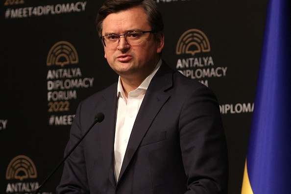 -Le ministre ukrainien des Affaires étrangères, Dmytro Kuleba, donne une conférence de presse après avoir rencontré le ministre russe des Affaires étrangères à Antalya, le 10 mars 2022. Photo par -/AFP via Getty Images.