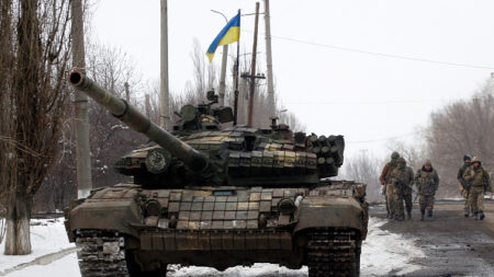 Ukraine: les forces russes encerclent Kiev et bloquent Marioupol