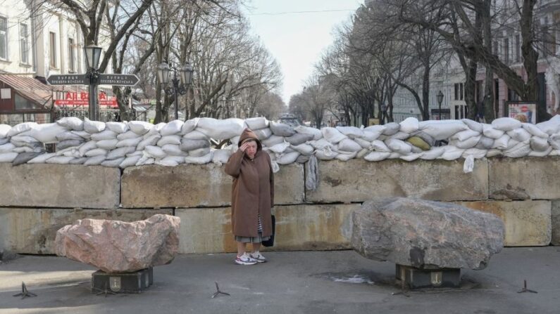 Une habitante d'Odessa à côté d'une barricade de sacs de sable , le 13 mars 2022. (Photo par BULENT KILIC / AFP) (Photo par BULENT KILIC/AFP via Getty Images)
