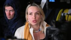 Guerre en Ukraine : Marina Ovsiannikova, la protestataire de la télé russe, condamnée à une amende et libérée
