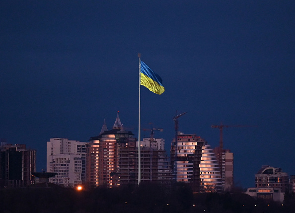 Le drapeau national de l'Ukraine flotte à Kiev le 16 mars 2022. (Photo : GENYA SAVILOV/AFP via Getty Images)