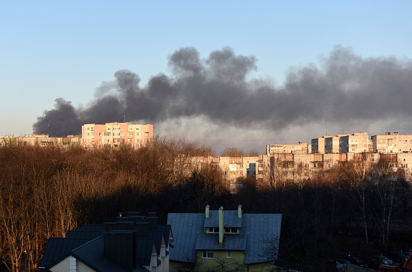 -Le 18 mars 2022, les forces russes ont détruit une usine de réparation d'avions dans la ville de Lviv, dans l'ouest de l'Ukraine. Photo de YURIY DYACHYSHYN/AFP via Getty Images.