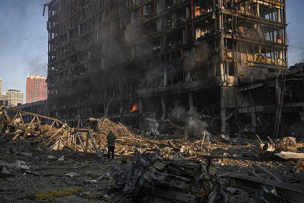 Le centre commercial Retroville en flammes et détruit après une attaque russe au le nord-ouest de la capitale Kiev le 21 mars 2022. Il a pulvérisé des véhicules dans son parking et laissé un cratère de plusieurs mètres (yards) de large. Photo par ARIS MESSINIS/AFP via Getty Images.