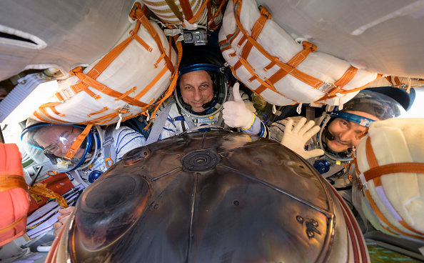 De gauche à droite, Mark Vande Hei de la NASA, les cosmonautes Anton Shkaplerov et Pyotr Dubrov de Roscosmos, sont vus à l'intérieur de leur vaisseau spatial Soyuz MS-19 après son atterrissage dans une zone éloignée près de la ville de Zhezkazgan le 30 mars 2022 au Kazakhstan. (Photo : Bill Ingalls/NASA/Getty Images)