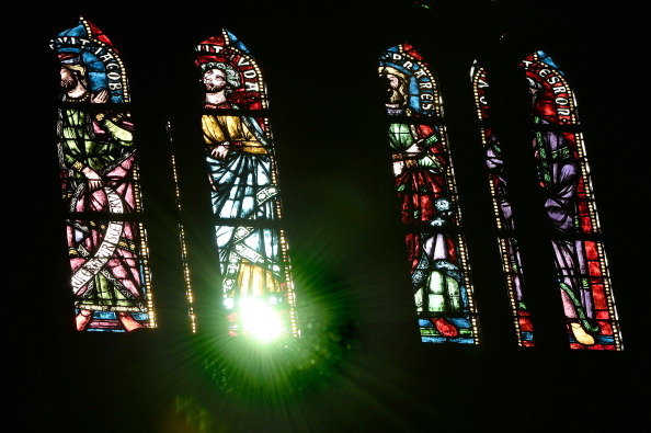 Cette photo prise le 20 mars 2014 montre un phénomène optique de rayon vert traversant un vitrail de la cathédrale de Strasbourg, dans l'est de la France. (Photo FREDERICK FLORIN/AFP via Getty Images)