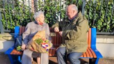 Un village normand installe un banc pour que Gisèle, 101 ans, puisse continuer à sortir faire ses courses