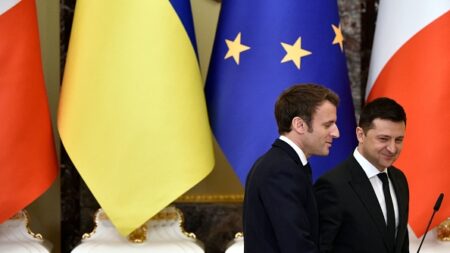 Volodymyr Zelensky invite Emmanuel Macron à se rendre en Ukraine pour constater le « génocide »