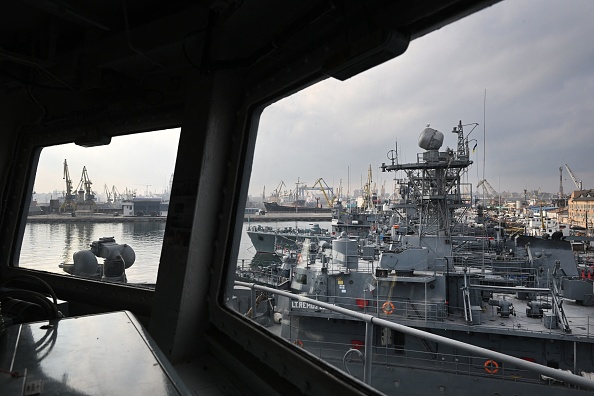 -Illustration- Des navires militaires roumains amarrés au port militaire de Constanta le 4 mars 2022. Photo de Daniel MIHAILESCU / AFP via Getty Images.