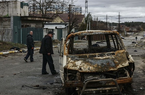 -Une rue avec plusieurs cadavres au sol dans la ville de Bucha, au nord-ouest de Kiev, le 2 avril 2022. Photo de RONALDO SCHEMIDT/AFP via Getty Images.