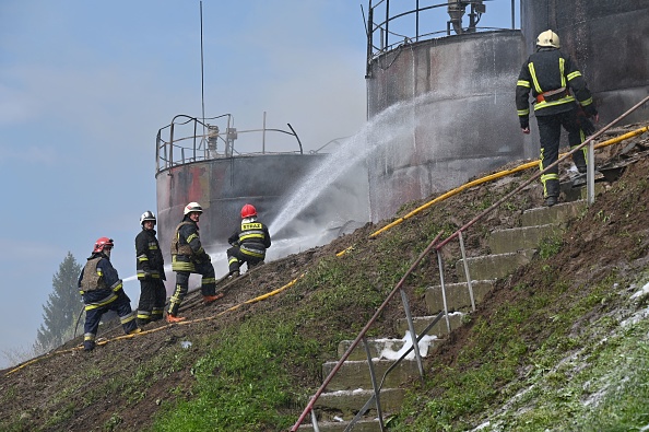 - Un dépôt pétrolier incendié dans la région de Kharkiv, à la suite de frappes de missiles russes le 22 avril 2022. Photo de SERGEY BOBOK/AFP via Getty Images.