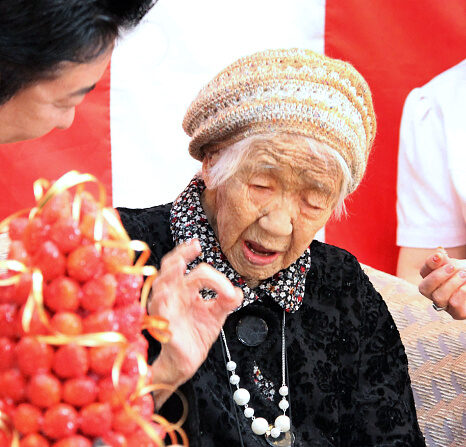 - La personne la plus âgée du monde, la Japonaise Kane Tanaka, née le 2 janvier 1903 et décédée à l'âge de 119 ans le 19 avril 2022. Photo par STR/JIJI PRESS/AFP via Getty Images.