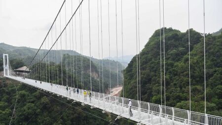 Vertigineux, un nouveau pont en verre entre deux montagnes au Vietnam