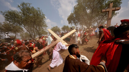 600.000 catholiques retrouvent la procession du chemin de croix dans un quartier de Mexico