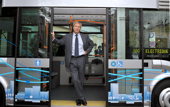 Vincent Bolloré dans un bus électrique le 13 septembre 2013 à Paris avant une conférence de presse présentant les bus électriques du groupe Bolloré. (Photo ERIC PIERMONT/AFP via Getty Images)