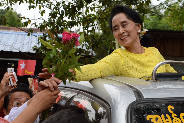 -La chef de l'opposition birmane Aung San Suu Kyi dans la périphérie de Yangon, le 24 octobre 2015. Photo ROMEO GACAD/AFP via Getty Images.