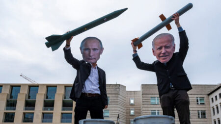 Poutine menace de guerre nucléaire tout en finançant de fausses manifestations