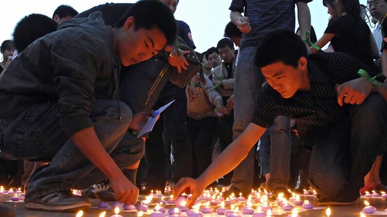 Des bénévoles allument des bougies sur la place du mémorial du tremblement de terre de Tangshan lors d'une cérémonie commémorative pour les victimes du tremblement de terre du Sichuan le 21 mai 2008. (Simon Lim/AFP/Getty Images)