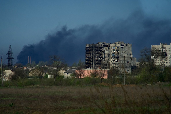  - De la fumée s'élève du terrain de l'usine sidérurgique d'Azovstal dans la ville de Marioupol. Photo Andrey BORODULIN / AFP via Getty Images.