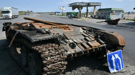 En Ukraine, les pompes à essence à sec deviennent source de fierté