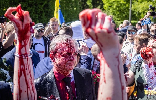 En Pologne, l'ambassadeur russe, Sergey Andreev, a été recouvert de peinture rouge par des manifestants pro-ukrainiens le 9 mai 2022, jour du 77e anniversaire de la victoire soviétique de 1945 contre l'Allemagne nazie. (Photo : WOJTEK RADWANSKI/AFP via Getty Images)