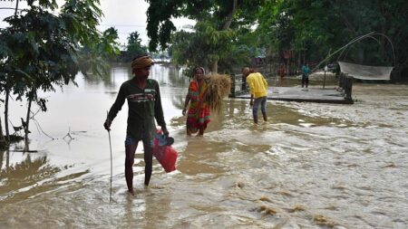 Inde et Bangladesh: les crues reculent, une soixantaine de morts