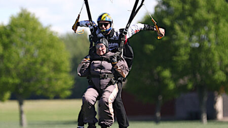 « C’était merveilleux » : à 103 ans, la suédoise Ruth Larsson bat le record du monde de saut en parachute