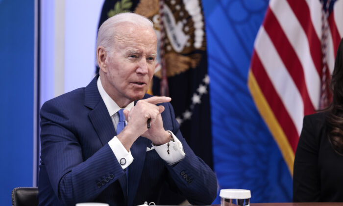 Le président américain Joe Biden prononce un discours avant de rencontrer de petits entrepreneurs dans l'auditorium South Court de la Maison Blanche à Washington, le 28 avril 2022. (Anna Moneymaker/Getty Images)