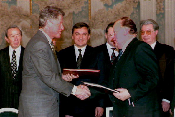 -Le président américain Bill Clinton et le chef du Bélarus Stanislav Shushkevich se félicitent après la signature d'un traité d'investissement à Minsk, Bélarus, 15 janvier 1994. Photo LUKE FRAZZA/AFP via Getty Images.