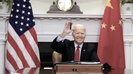 Le dernier décret de Biden finance l’armée chinoise, soutient l’esclavage, mène dans le mur