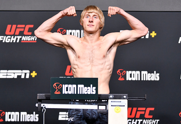 L'Anglais Paddy Pimblett pose sur la balance lors de la pesée de l'UFC Fight Night à l'UFC APEX le 03 septembre 2021 à Las Vegas, Nevada.  (Chris Unger/Zuffa LLC/Getty Images)