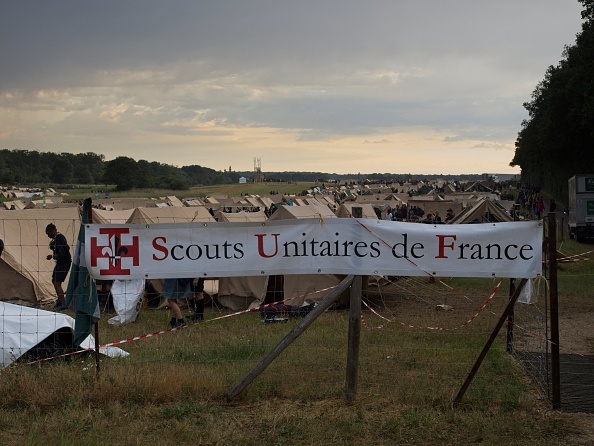 Des Scouts Unitaires de France sortent du château de Chambord après s'y être abrités pendant l'orage, le 4 juin 2022, à Chambord, dans le centre de la France.  (GUILLAUME SOUVANT/AFP via Getty Images)