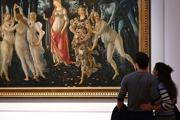 Des visiteurs observent "Primavera" (Printemps) de Sandro Botticelli au musée des Galeries Uffizi à Florence, en Toscane.   (VINCENZO PINTO/AFP via Getty Images)