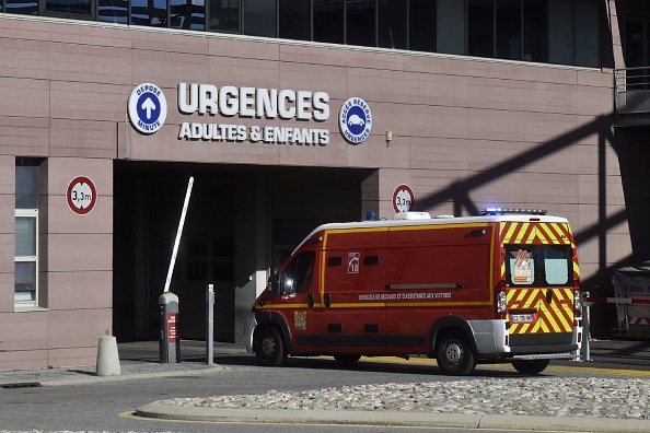 Un véhicule de secours des pompiers entre dans le service des urgences de l'hôpital de Perpignan, dans le sud-ouest de la France.   (RAYMOND ROIG/AFP via Getty Images)