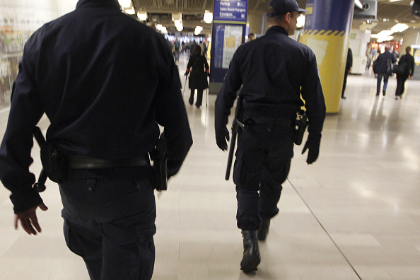 Des policiers patrouillent à la gare de Lyon à Paris.   (JOEL SAGET/AFP via Getty Images)