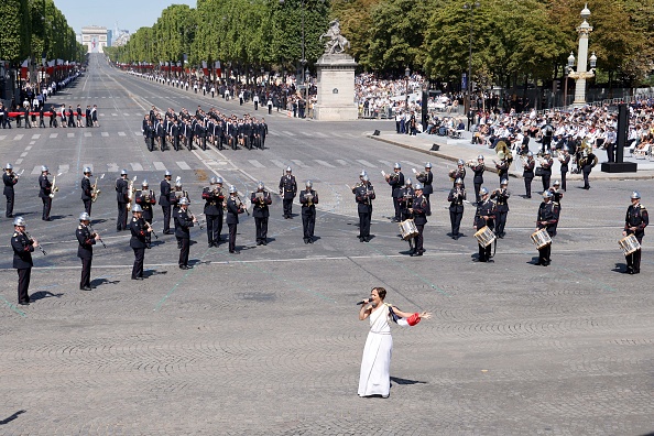 La chanteuse française Candice Parise se produit après le défilé militaire de la Bastille Day sur la place de la Concorde à Paris, le 14 juillet 2022.   (LUDOVIC MARIN/AFP via Getty Images)