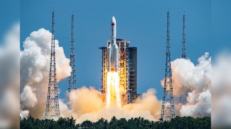 La fusée transportant le deuxième module de la station spatiale chinoise décolle du port spatial de Wenchang, dans le sud de la Chine, le 24 juillet 2022. (Photo par -/CNS/AFP via Getty Images)