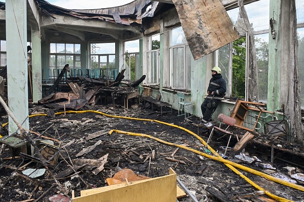 Le bâtiment d'une école professionnelle après une frappe de missile dans la ville ukrainienne de Kharkiv, le 30 juillet 2022. Photo de SERGEY BOBOK/AFP via Getty Images.