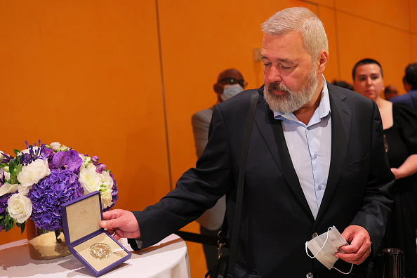 Dmitry Muratov, rédacteur en chef du journal russe Novaya Gazeta, vend aux enchères la médaille Nobel pour l'aide humanitaire à l'Ukraine à New York, le 20 juin 2022. Photo de Michael M. Santiago/Getty Images.