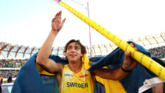 Mondiaux d’athlétisme 2022 : Armand Duplantis bat le record du monde à la perche avec 6,21 mètres