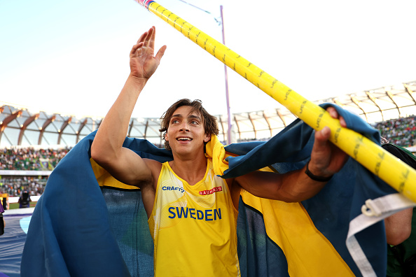 Le Suédois Mondo Duplantis a remporté son premier titre mondial le 24 juillet 2022 à Eugene (Oregon) en franchissant 6,21 m, nouveau record du monde. (Photo : Christian Petersen/Getty Images)