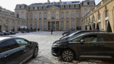 À l’arrêt, les voitures des ministres restent moteur et clim allumés dans la cour de l’Élysée