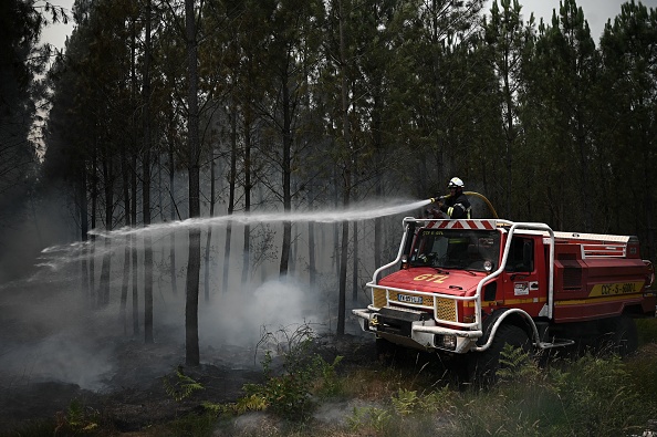 De la fumée s'élève d'un feu de forêt près de Louchats, à environ 35 km de Landiras en Gironde, juillet 2022. (Photo : PHILIPPE LOPEZ/POOL/AFP via Getty Images)